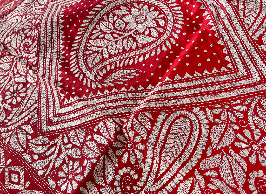 Where would I get that red bordered white traditional bengali saree in  Kolkata and what is the price? - Quora